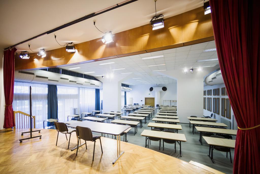 Ceu Konferencia Koezpont Budapeste Exterior foto